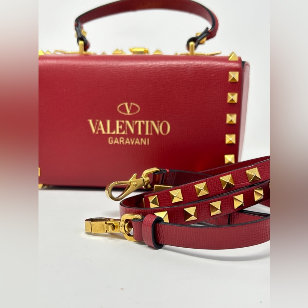 Valentino Garavani Lim. Edi. Alcove box bag in feat gld rockstuds & cross strap